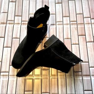 Shoedazzle Diya faux suede ankle boot size 10